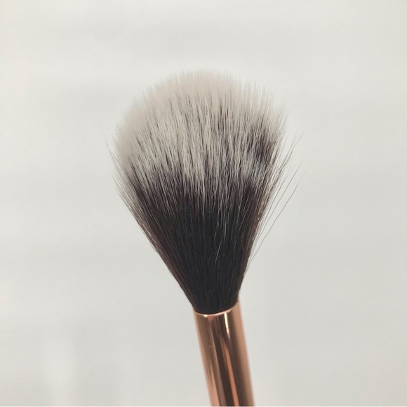 Luxie Pro Face Brush & Ace Beauté Bronzer Palette - Picture 4 of 8